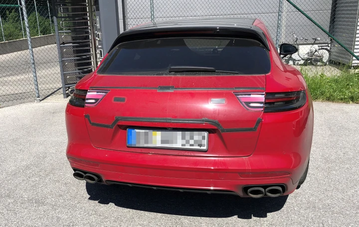 Porsche: ecco le foto spia della Panamera Sport Turismo restyling