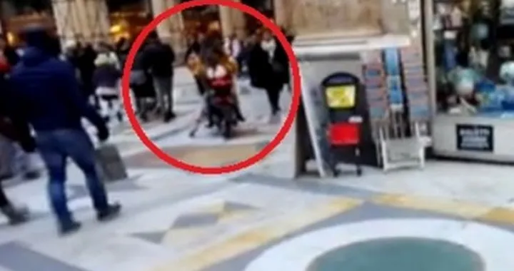Napoli, scuola-guida su scooter nella Galleria Umberto I: video