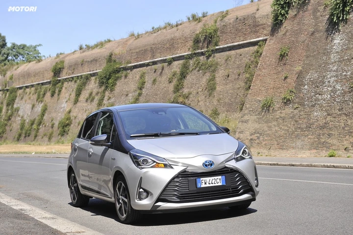Toyota Yaris 1.5 Hybrid Y20 Bitone: la prova su strada