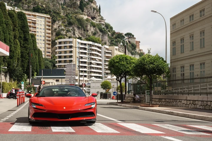 “Le Grand Rendez-vous”: presentato il film con Leclerc e la Ferrari SF90 Stradale
