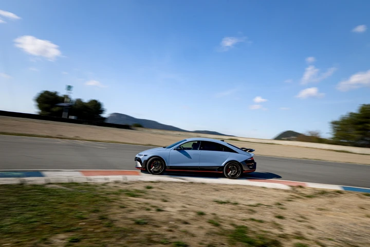 Hyundai IONIQ 6 N ordinabile in Italia: 650 CV a 78.000 euro