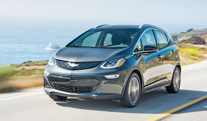 Chevrolet Bolt, con 383 km di autonomia sfida la Tesla