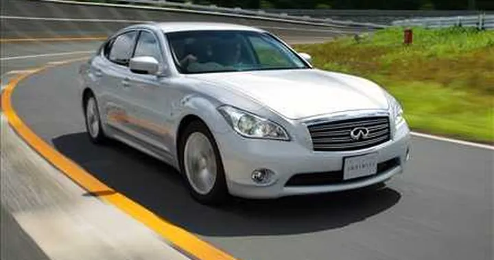 Vettel e Webber al Nurburgring con la Infiniti M