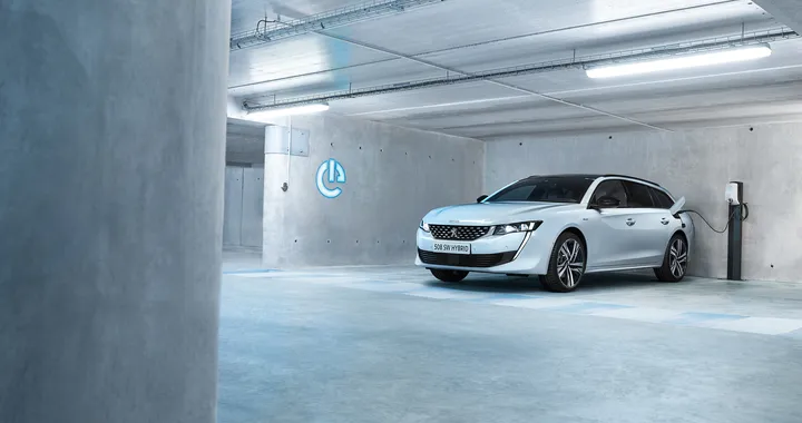 Peugeot 508 SW Hybrid al Parco Valentino