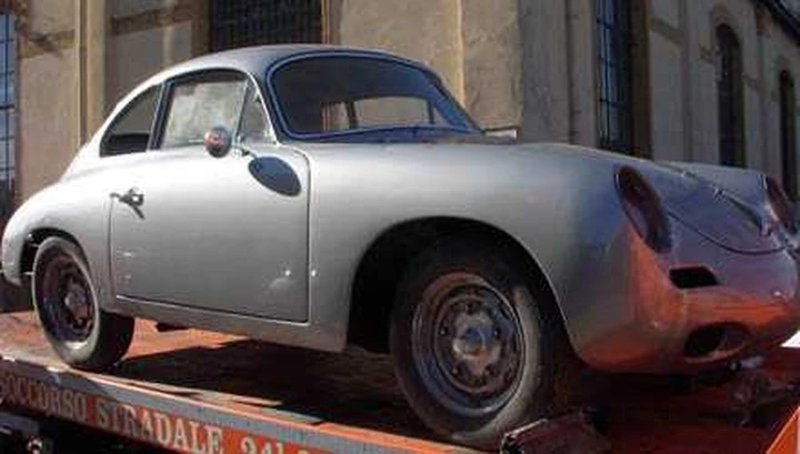 Si fa ripristinare la vecchia Porsche e scappa