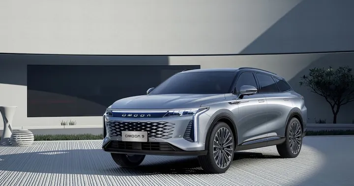 Omoda 9, il SUV ibrido plug-in da 1.300 km di autonomia