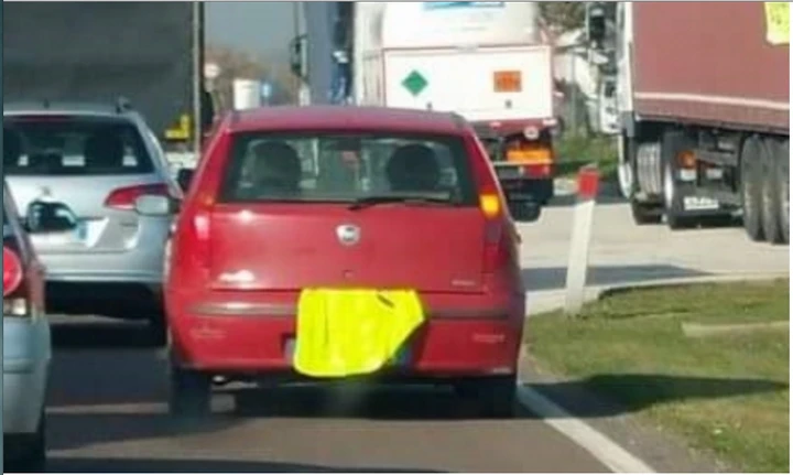 Copre la targa per eludere gli autovelox: multato