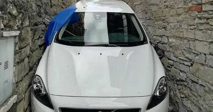 Segue il GPS, rimane incastrato: ci sono voluti i vigili del fuoco per liberarlo