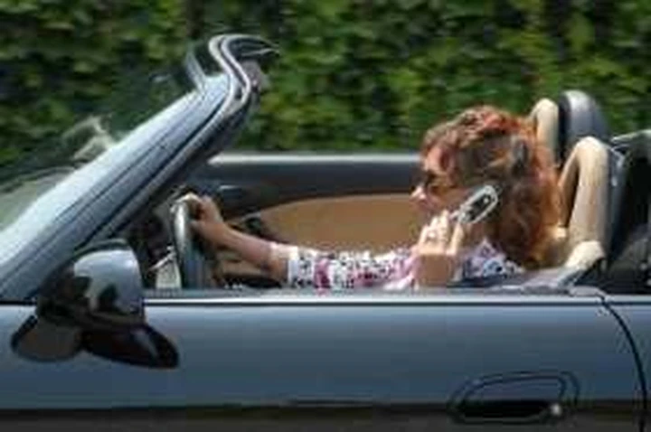 Automobilisti al cellulare pericolo costante