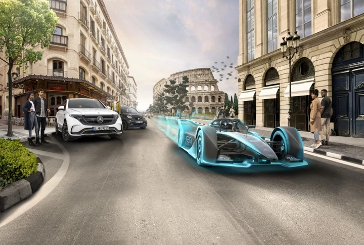 Mercedes-Benz: la EQ Silver Arrow 01 debutta nell’e-Prix di Roma