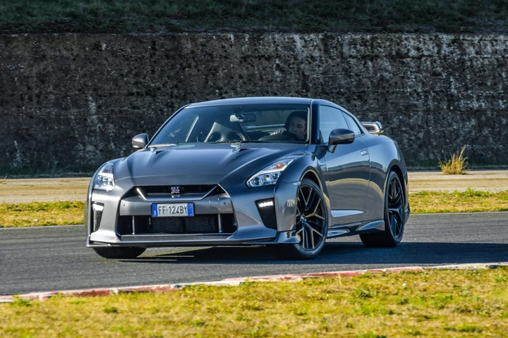 Nissan GT-R 2017: la prova su strada e in pista