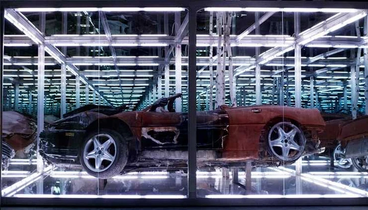 Brucia la sua Ferrari in nome dell'arte