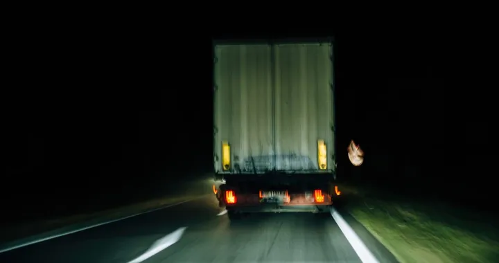 Ubriaco al volante di un tir distrugge un balcone: un vero disastro