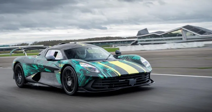 Aston Martin Valhalla: rivoluzione ibrida nel segmento delle hypercar [FOTO]