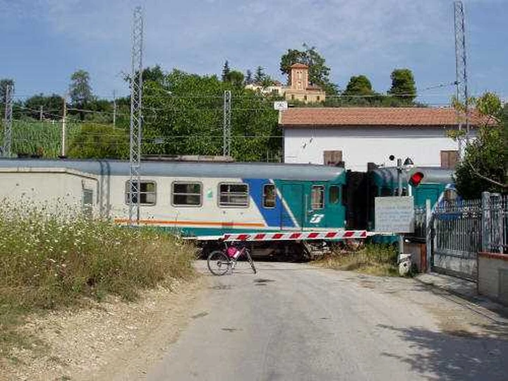 Salerno: abbandonata auto sui binari, è tilt