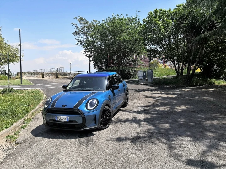 MINI Cooper 5 porte 2022: le immagini