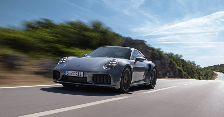 Porsche 911 Turbo S 2025: tecnologia T-Hybrid e 711 CV di pura adrenalina