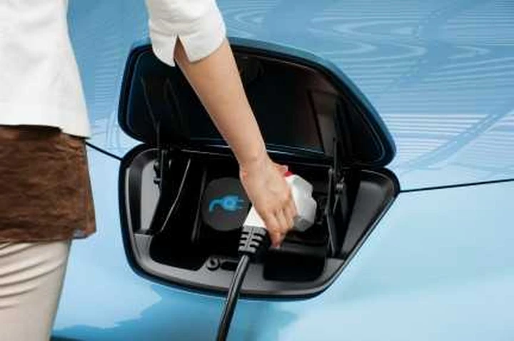 Nissan, impianto di ricarica a casa per Leaf