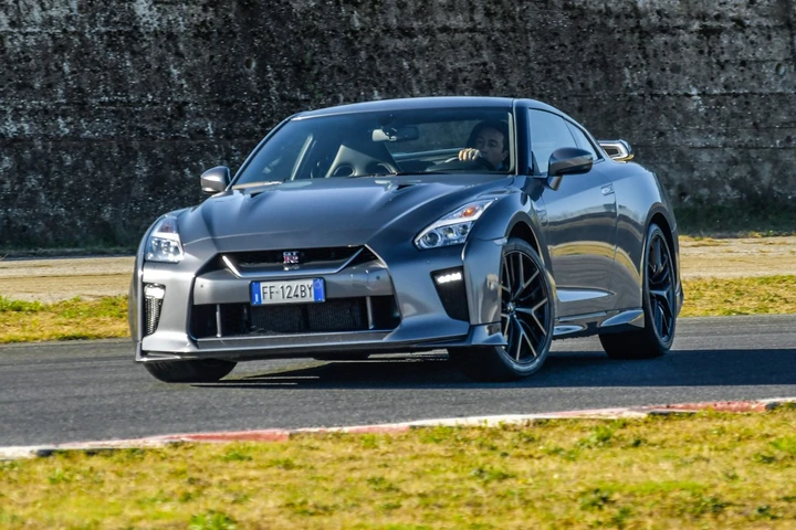 Nissan GT-R 2017: la prova su strada