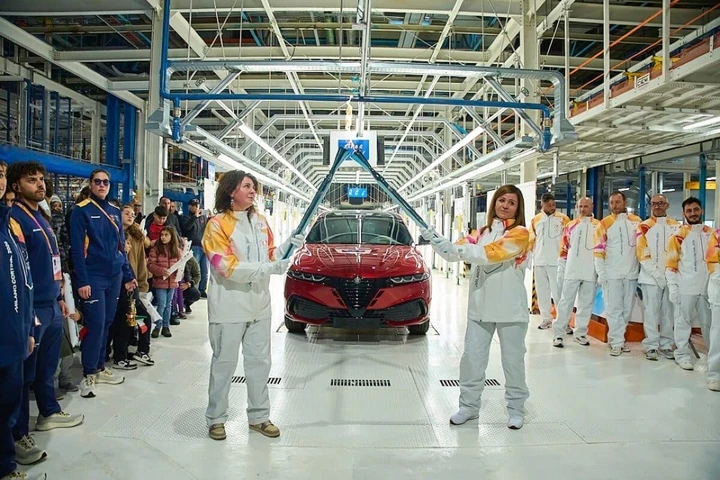 La Fiamma Olimpica tra gli operai Stellantis: una giornata simbolo