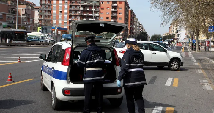 Semina il panico per le strade di Roma con guida pericolosa: fermato 17enne