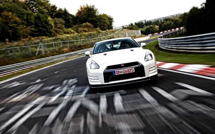 Nissan GT-R 2012: 6’15
