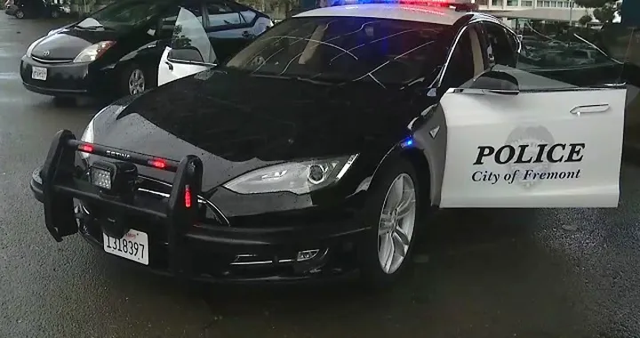 La Tesla della Polizia si scarica durante un inseguimento