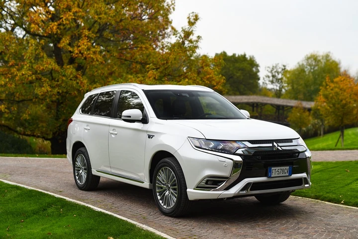 Mitsubishi Outlander PHEV 2019: prezzi da 49.900 euro