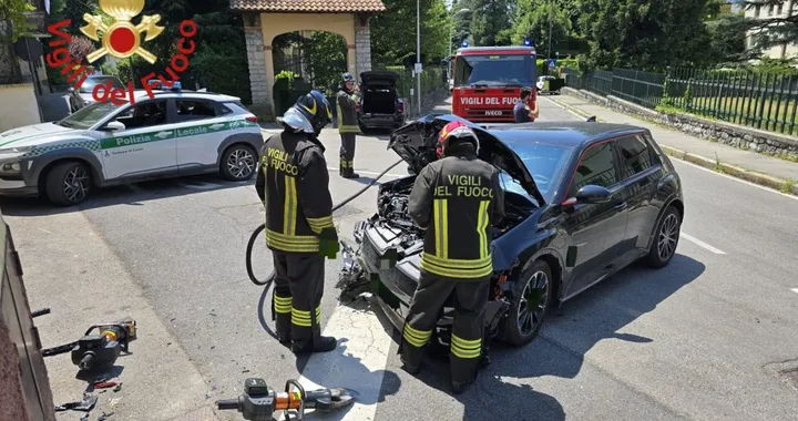 Renault 5 finisce contro un muro, intervengono i pompieri per paura delle fiamme