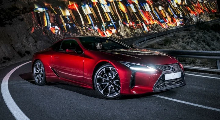 Lexus LC 500: rompe le montagne in un video