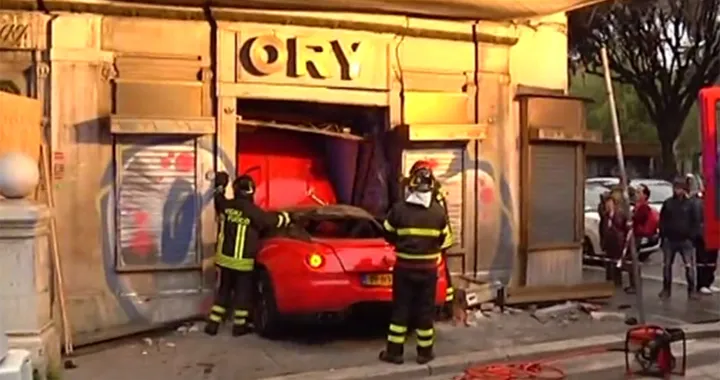 Una Ferrari si schianta contro un negozio a Roma
