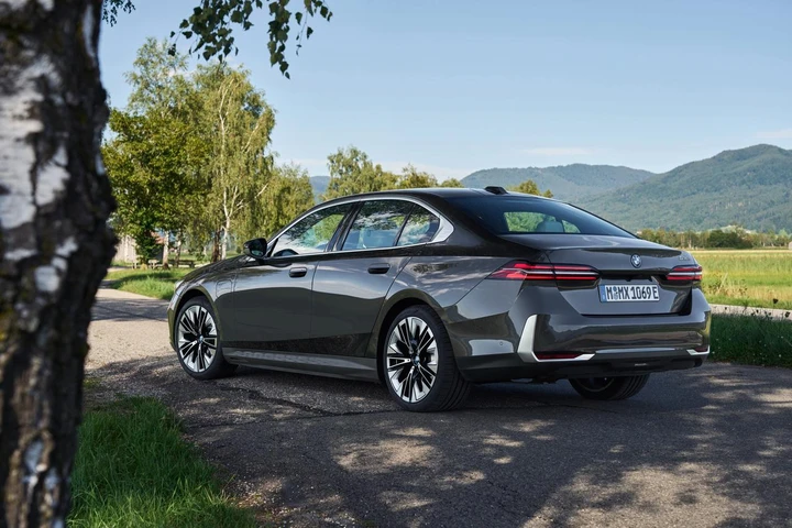 Nuove BMW 530e e 550e xDrive