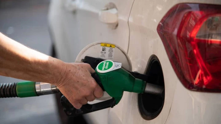 Benzina a 2 euro: la mossa del Codacons per fermare il salasso