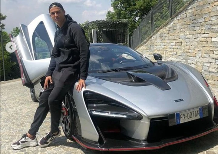 Cristiano Ronaldo “paparazzato” con la sua McLaren Senna