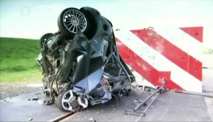 Crash test estremo: impatto a 200 km/h