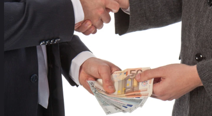 Per corrompere un poliziotto non bastano 100 euro