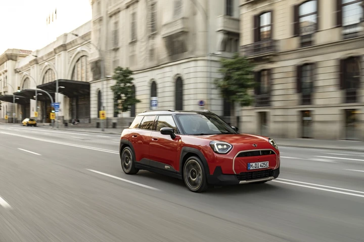 Nuova MINI Aceman: innovazione elettrica nel segmento delle piccole auto premium