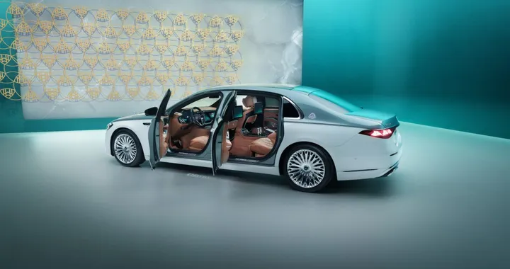 Mercedes-Maybach Classe S 2026: il nuovo salotto hi-tech su ruote