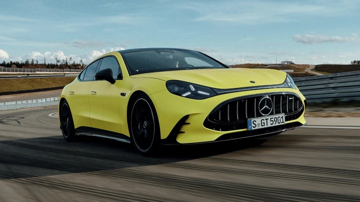 Mercedes-AMG dice addio al V8: la nuova GT elettrica ha tre motori e 2.000 Nm