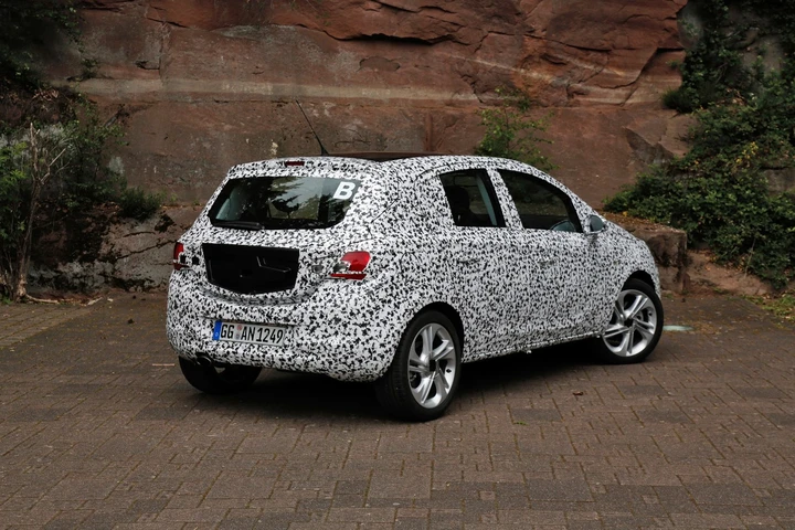 Opel Corsa 2015, foto spia dei muletti