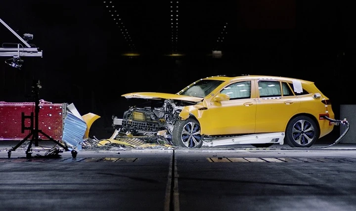 Mercedes EQC: primi crash test per il SUV elettrico