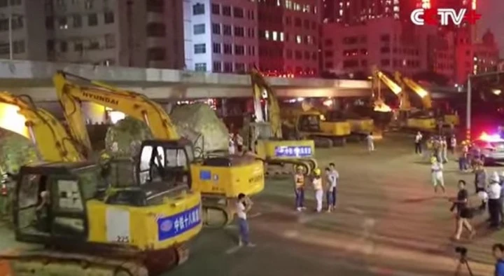 Cina, il ponte va giù in una sola notte: video