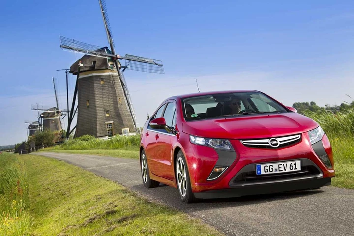 Opel Ampera 2011: nuove foto