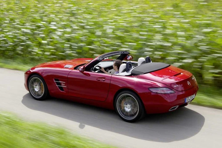 Mercedes SLS Roadster: emozioni a cielo aperto