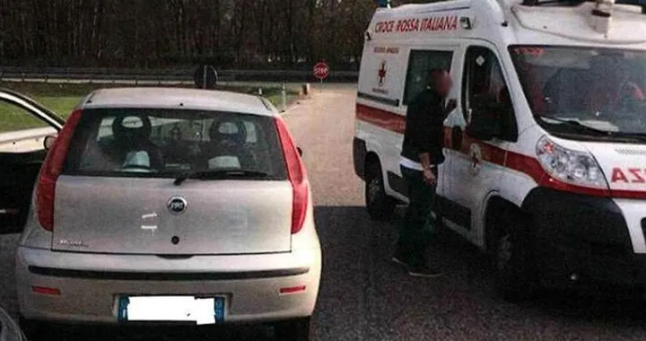 E' contromano, due persone bloccano ambulanza con paziente grave