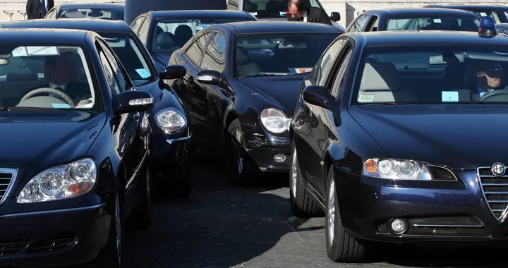 Auto blu, in un anno ridotte di due terzi