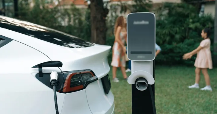 Auto elettriche, solo con la ricarica da casa si ha un netto risparmio