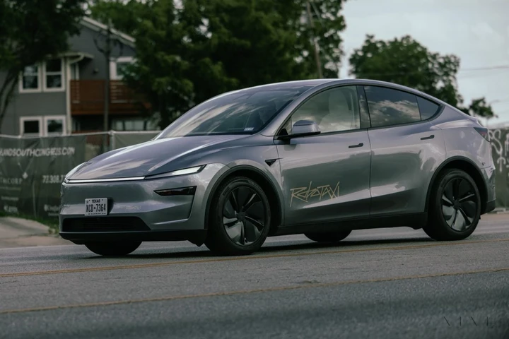 Full Self-Driving 14 e Robotaxi: la scommessa di Tesla sul futuro autonomo