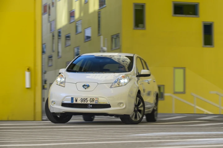 Nuova Nissan Leaf 2015: sfida le ibride con 250 km di autonomia