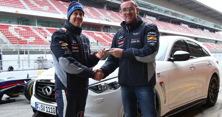 Infiniti: una speciale FX per il compleanno di Sebastian Vettel